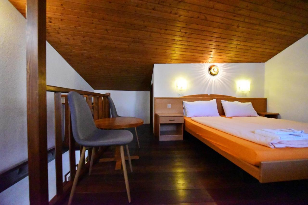 Hotel Pensione Serena Purasca Esterno foto